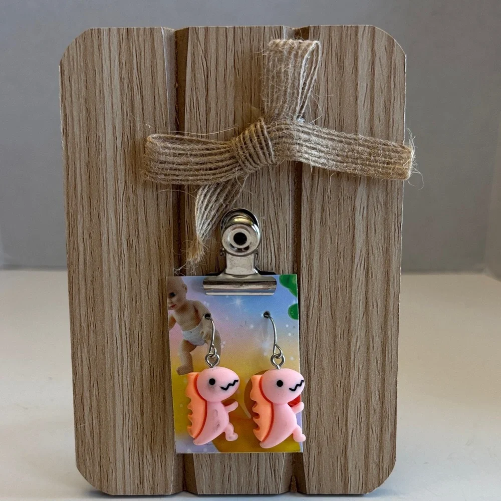 💕5/25💕Cute Pink Dinosaur Earrings 1”